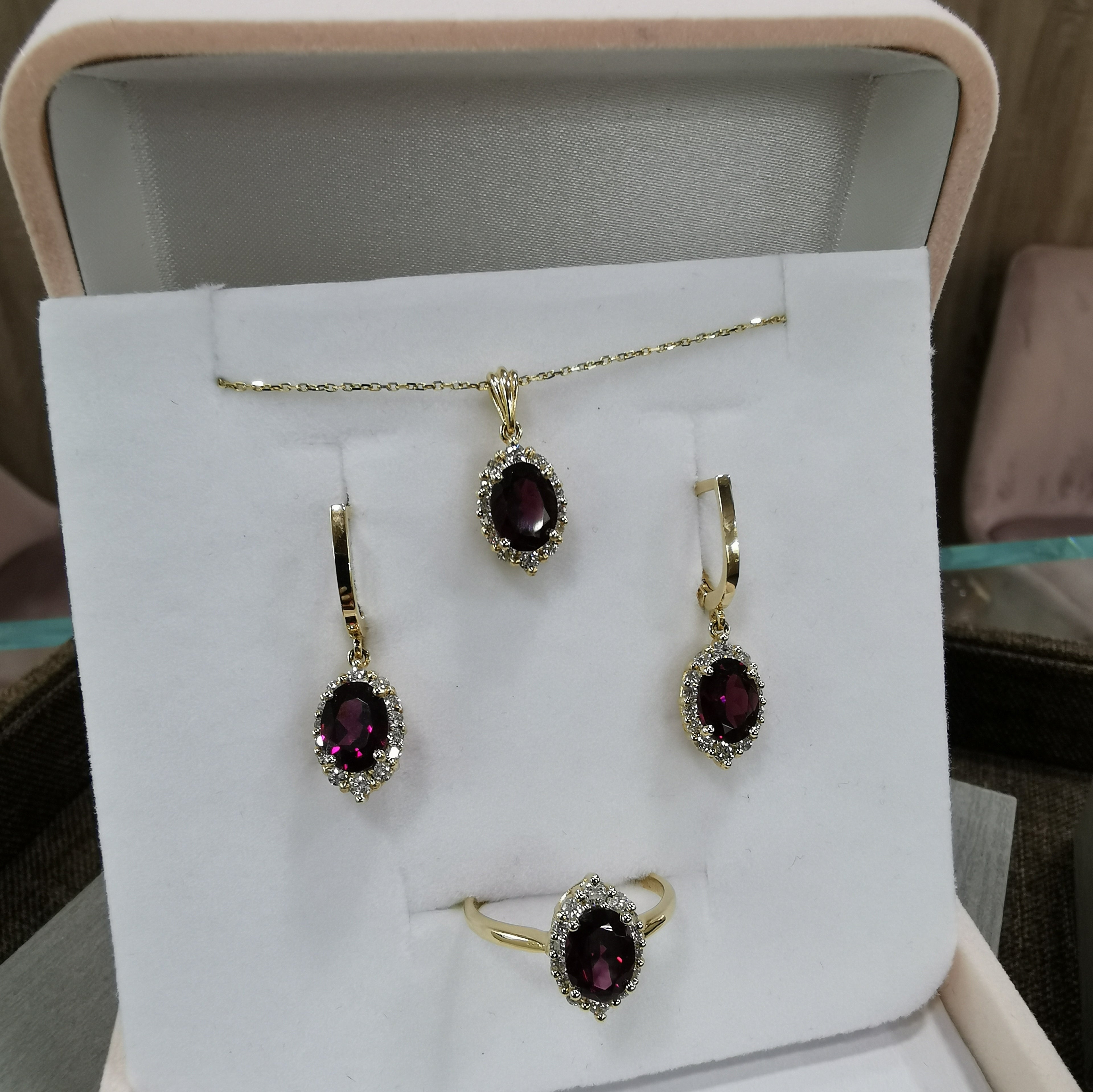 Комплект с Родалити и диаманти 6.52 карата